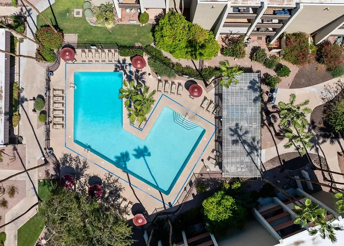 Apartment Primo Location - Heated Pool & Parking *