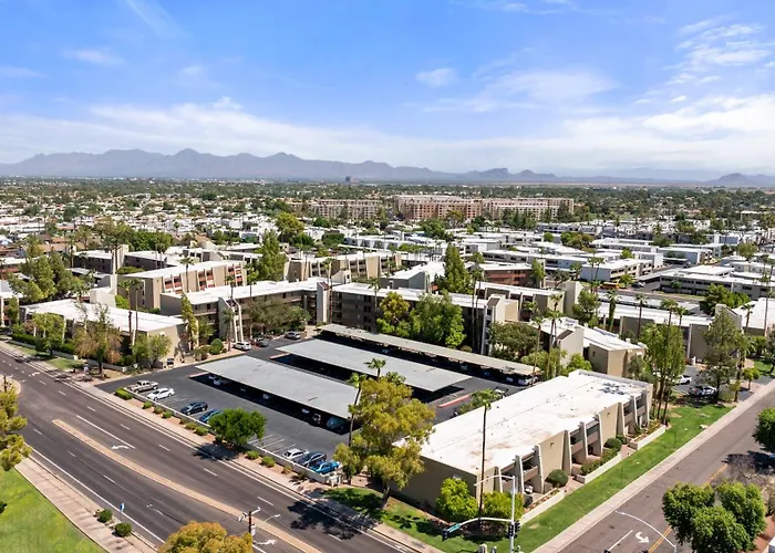 Primo Location - Heated Pool & Parking Apartment Scottsdale