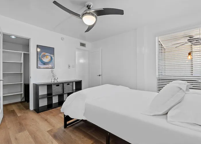 Primo Location - Heated Pool & Parking Apartment