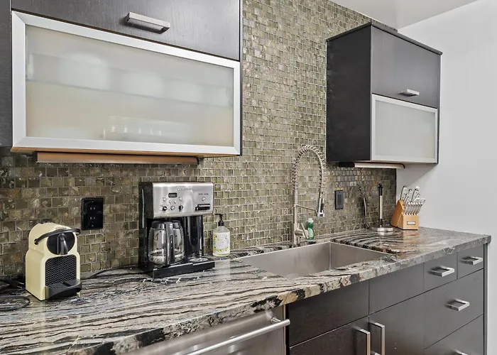 Apartment Primo Location - Heated Pool & Parking