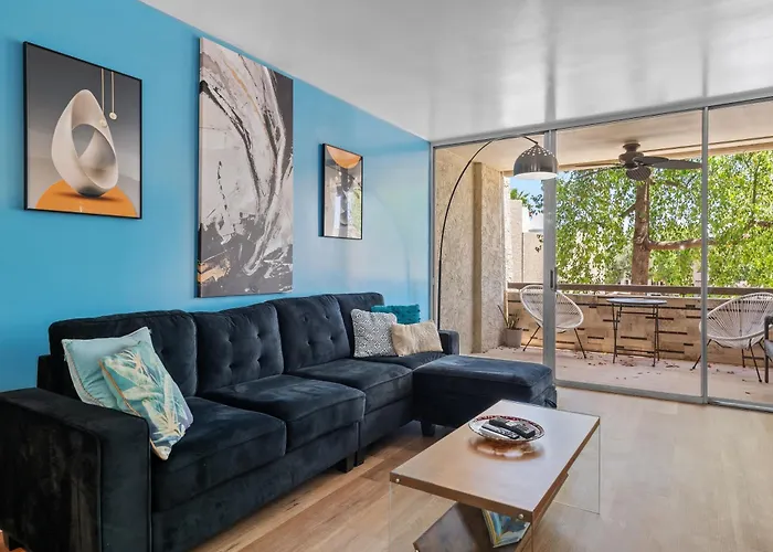 Apartment Primo Location - Heated Pool & Parking *
