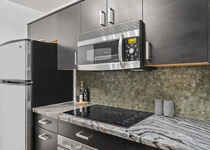 Primo Location - Heated Pool & Parking *