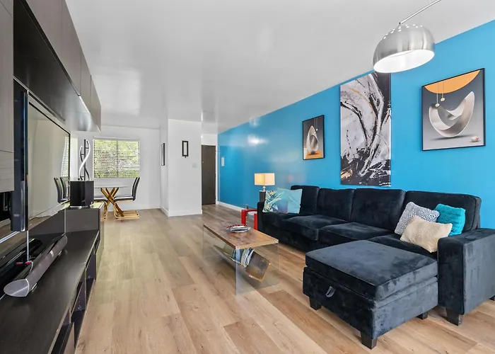 Primo Location - Heated Pool & Parking Apartment