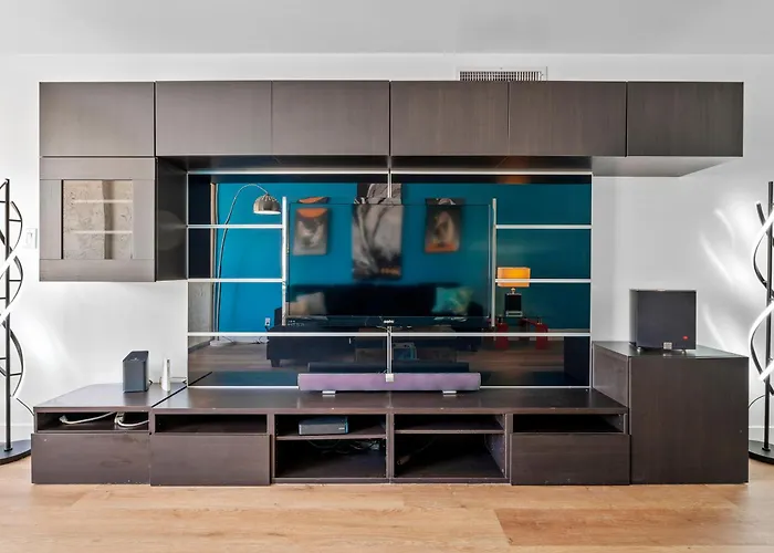 Primo Location - Heated Pool & Parking Apartment